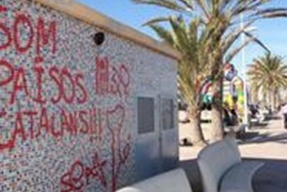 El Ayuntamiento de Gandia condena la aparici&oacute;n de pintadas en el mobiliario urbano de la playa
