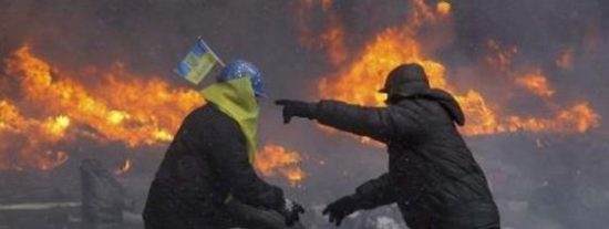 El País esconde la revuelta en Kiev y La Razón se olvida de ella