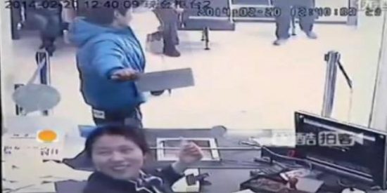La grabaci&oacute;n del ladr&oacute;n que intenta atracar un banco y lo &uacute;nico que 'roba' son las carcajadas