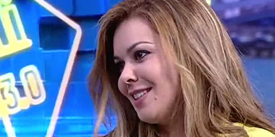 Escote exagerado, "pedos" y dardos a Belén Esteban en la visita de Mª José Campanario a 'El Hormiguero'