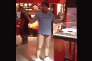 Se cuela muy borracho y sin pantalones en la tienda del Manchester