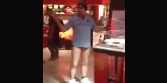 Se cuela muy borracho y sin pantalones en la tienda del Manchester