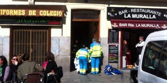 Un joven drogado se cae desde un cuarto piso en Madrid y sube luego las escaleras casi muerto