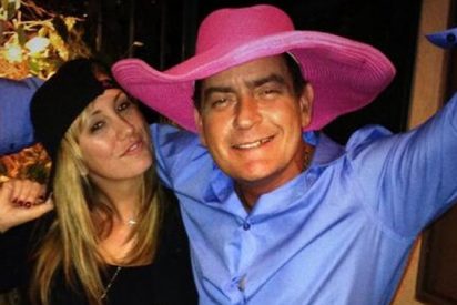 A Charlie Sheen se le va la olla y pide matrimonio a una actriz de 'cine para adultos'