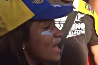 Venezuela: La estudiante que hizo llorar a dos mujeres polic&iacute;a del regimen chavista