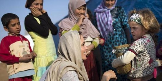 [V&iacute;deo] La buenaza de Angelina Jolie da una sorpresa a los ni&ntilde;os sirios refugiados
