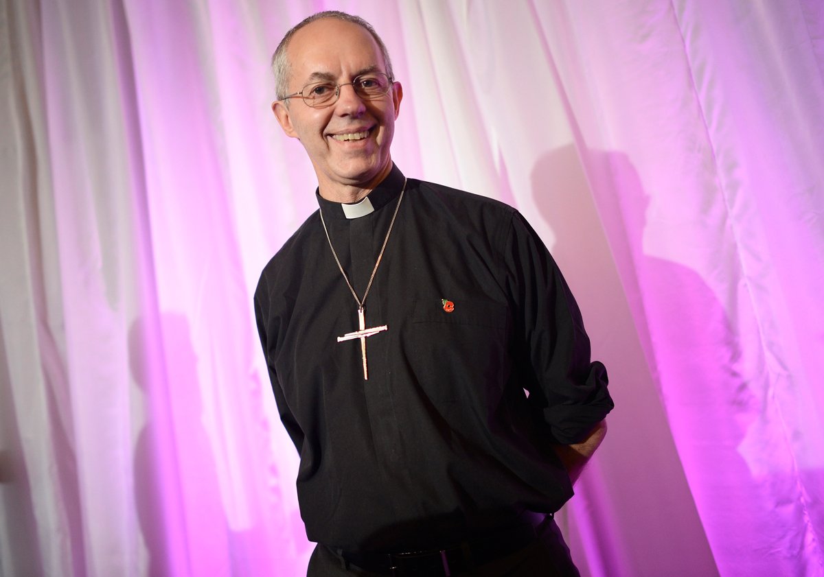 El arzobispo de Canterbury pide superar el miedo a ordenar obispas