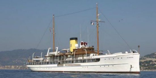 Echa anclas en Mah&oacute;n el buque insignia de la flota de EEUU en la II Guerra Mundial