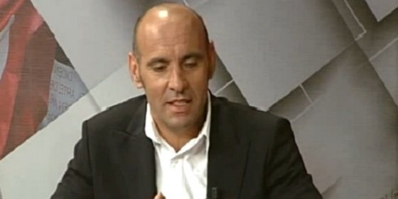 Monchi baj&oacute; al vestuario para protestar a Teixeira