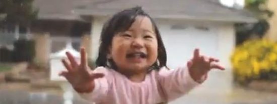 [V&iacute;deo] La ni&ntilde;a de 15 meses que conoce por primera vez la lluvia 'inunda' los corazones