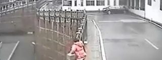 El v&iacute;deo de la 'lanzada' mujer que evita que una suicida se tire por un puente