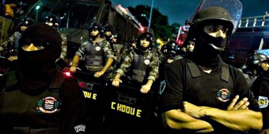 Los polic&iacute;as brasile&ntilde;os cuelgan sus esposas en demanda de mejoras laborales