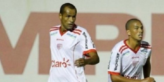 El hijo de una exestrella de la Liga debuta jugando con su padre en el mismo equipo