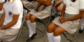 Obliga a sus alumnas a quedarse en bragas tras encontrar una compresa pegada en la pared