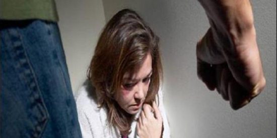 Le 'condenan' a vivir con la mujer a la que maltrat&oacute; porque es pobre y no tiene d&oacute;nde ir
