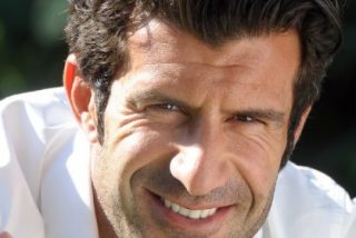 Figo se rie de la prensa catalana en Twitter