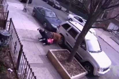 [V&iacute;deo] Le pega su marido una paliza de muerte en la calle y encima se cabrea... con la Polic&iacute;a