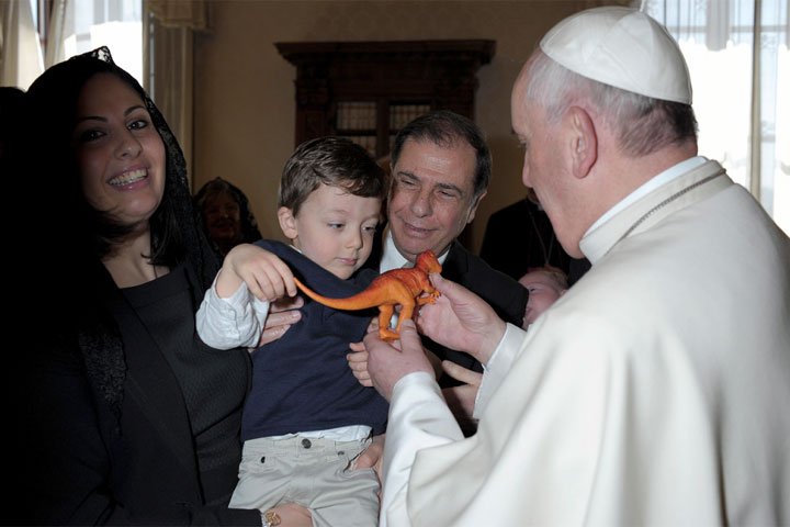 Un dinosaurio de pl&aacute;stico para el Papa