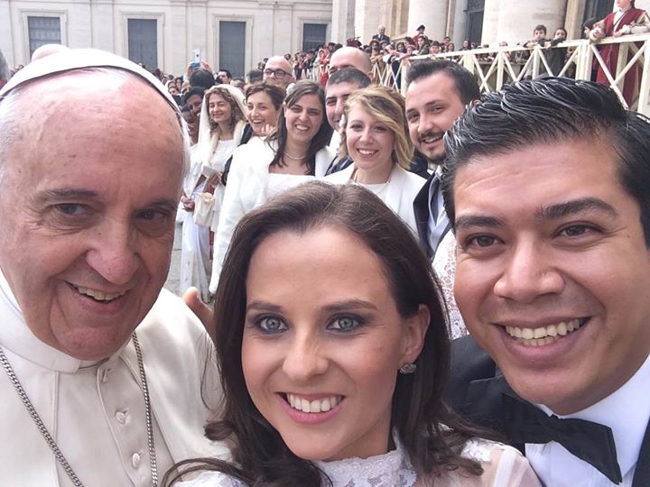'Selfie' papal con una pareja de reci&eacute;n casados