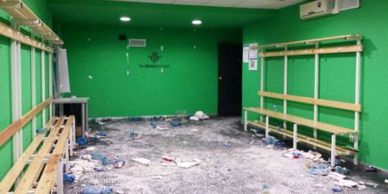 As&iacute; dej&oacute; el Sevilla el vestuario del estadio del Betis