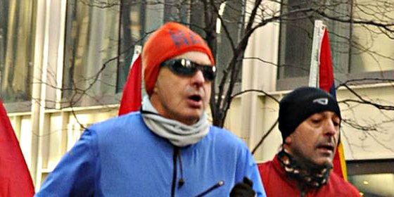 El del gorrito naranja y las gafas de sol que corre como una liebre es... ¡Zapatero!
