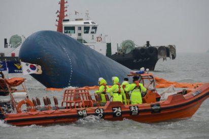 Cientos de estudiantes en mitad de una oscuridad desesperante pueden estar asfixi&aacute;ndose en el Sewol