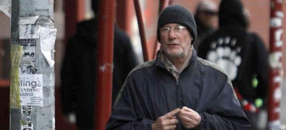 Una mujer confunde a Richard Gere con un vagabundo y le da un trozo de pizza