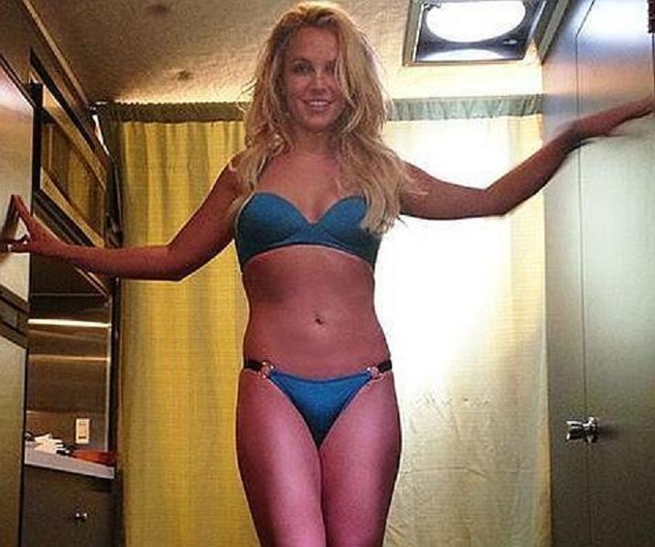 Britney Spears ense&ntilde;a las bragas en un partido de f&uacute;tbol