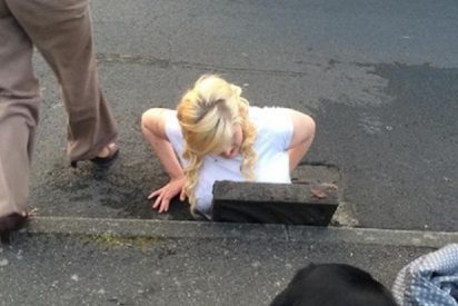 Una pazguata se queda atascada en una alcantarilla cuando trataba de recoger su iPhone