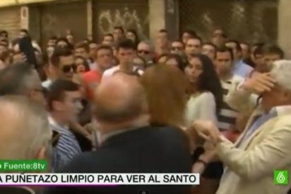 [V&iacute;deo] El 'santo var&oacute;n' asesta un pu&ntilde;etazo a un anciano en Sevilla...&iexcl;para ver mejor la procesi&oacute;n!