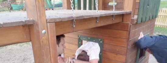 Un borracho se queda atascado en los juegos infantiles de un parque y casi no lo cuenta