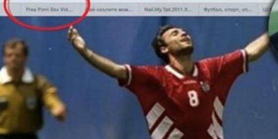 Hristo Stoichkov sube una foto a Twitter y le pillan una web porno abierta