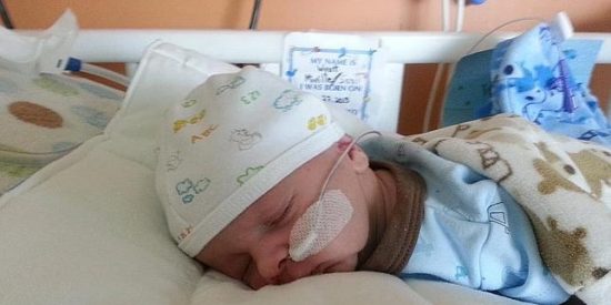 El misterioso caso del pobre beb&eacute; que no puede abrir la boca ni para comer