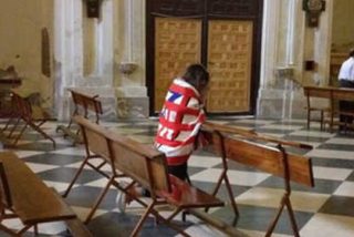 Un sacerdote sube a Twitter una fotograf&iacute;a de su iglesia en el descanso del Barcelona-Atl&eacute;tico