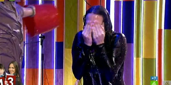 Irene Junquera termina empapada en Zapeando