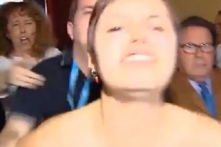 Dos chicas al m&aacute;s puro estilo Femen irrumpen a grito pelado en un mitin de Aguirre