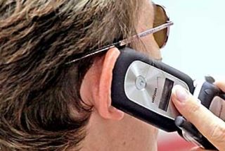 Hablar m&aacute;s de 15 horas al mes por el m&oacute;vil nos puede costar un c&aacute;ncer de cerebro