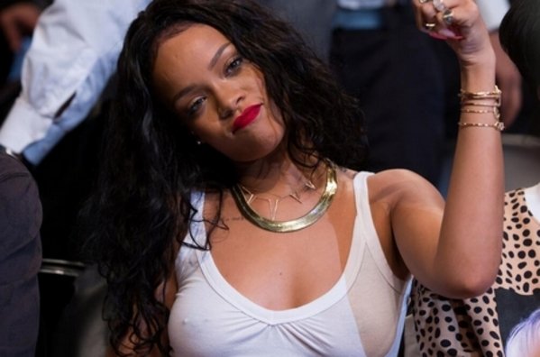 Rihanna rompe su tel&eacute;fono durante el partido... &iexcl;y le recompensa con 25.000 d&oacute;lares!