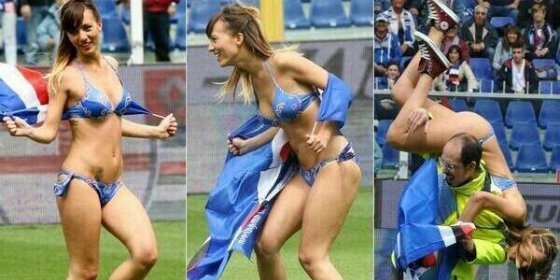 Una mujer en ropa interior obliga a interrumpir el Sampdoria-N&aacute;poles