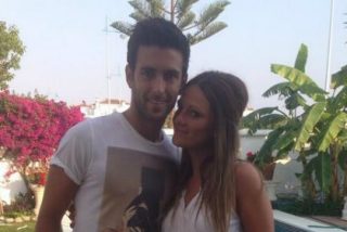 Un jugador del Rayo y su novia protagonizan el posado del verano