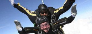 Bush se tira en plan hortera desde un helic&oacute;ptero para celebrar su 90 cumplea&ntilde;os