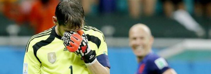 Casillas pide perd&oacute;n tras la derrota...