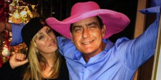 Charlie Sheen pone en la calle a su mujer e hijas por consejo de su 'novia erótica'