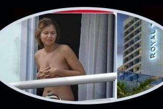 Una joven se pasa el d&iacute;a desnuda en frente del hotel de la selecci&oacute;n inglesa