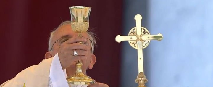 El Papa en el Corpus: "Jes&uacute;s, defi&eacute;ndonos de la tentaci&oacute;n de la comida mundana, que nos hace esclavos"