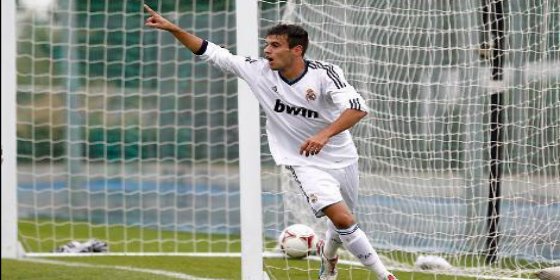 Anuncia que deja el Real Madrid y ficha por el Valencia en Twitter