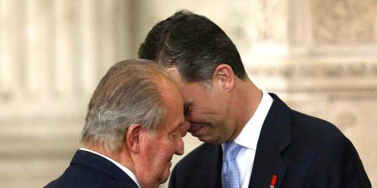 El abrazo del padre Rey al hijo Rey deja fuera a Letizia en la ceremonia de abdicaci&oacute;n