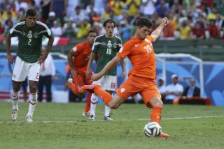 Dos errores de 'patio de colegio' en los &uacute;ltimos minutos contra Holanda acaban con el sue&ntilde;o de M&eacute;xico