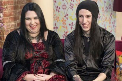 [V&iacute;deo] Un matrimonio de vampiros se chupa la sangre en la intimidad de su habitaci&oacute;n