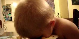 El beb&eacute; capaz de comer spaghetti mientras duerme